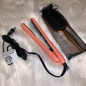 ✨HOLIDAY GIFT BUNDLE✨Amika flat iron &hair brush